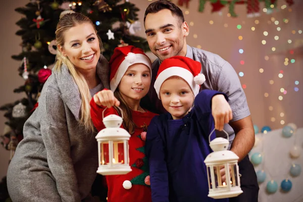 Família feliz posando com lanternas de Natal — Fotografia de Stock