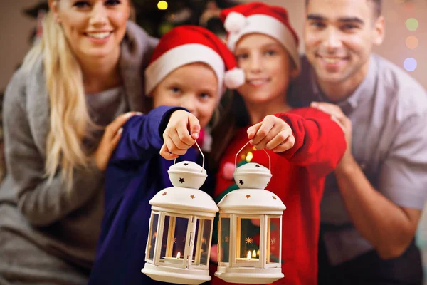 Família feliz posando com lanternas de Natal — Fotografia de Stock