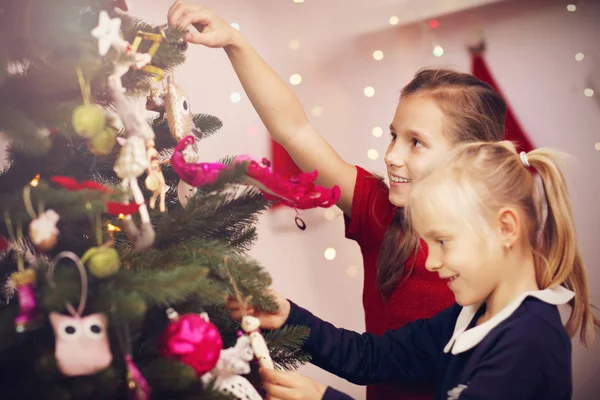 Children decorating Christmas tree — Stock Photo, Image