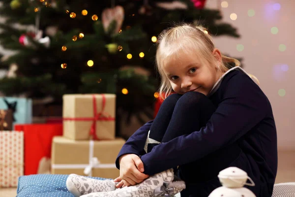 Chica feliz posando con regalos durante la Navidad —  Fotos de Stock