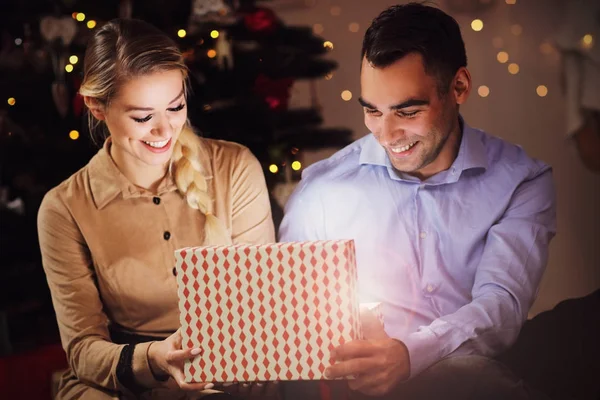 Felice coppia apertura regalo di Natale — Foto Stock