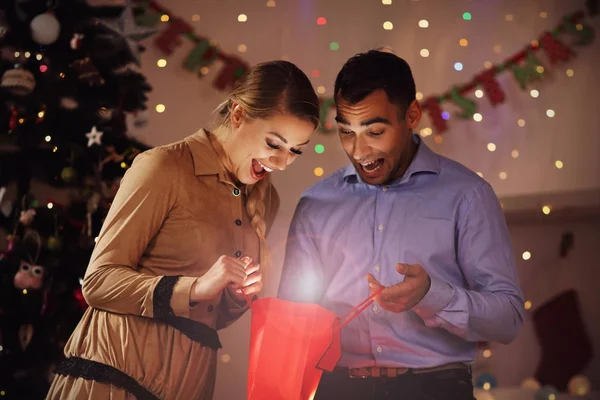 Lyckligt par öppna julklapp — Stockfoto