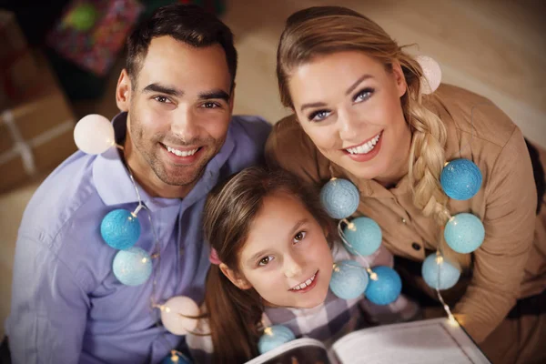 Familie verhaal boek samen lezen onder kerstboom — Stockfoto