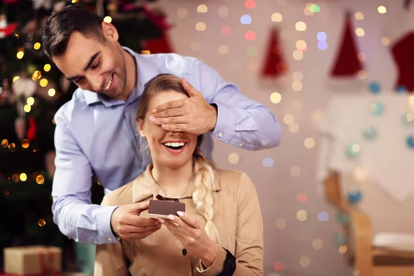 Felice coppia apertura regalo di Natale — Foto Stock