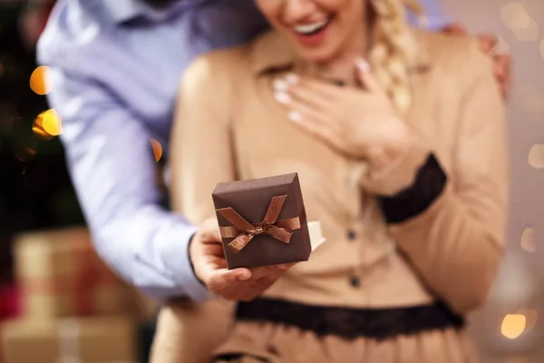 Feliz pareja abriendo regalo de Navidad —  Fotos de Stock