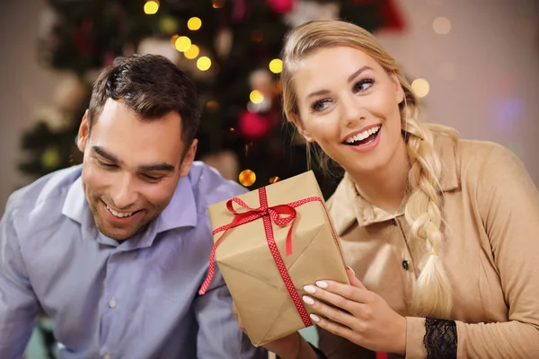 Feliz pareja abriendo regalo de Navidad — Foto de Stock