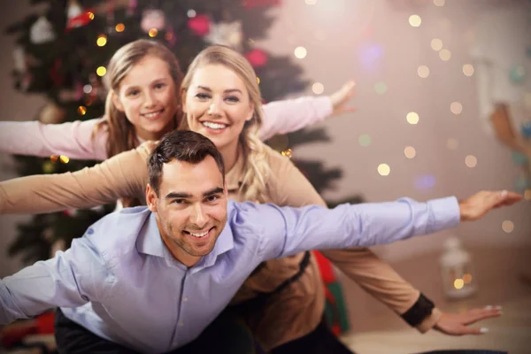 Familia feliz divirtiéndose durante la Navidad — Foto de Stock