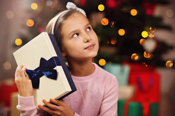 Chica feliz posando con regalos durante la Navidad —  Fotos de Stock