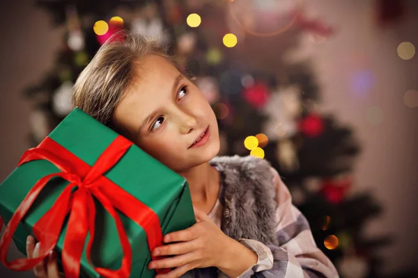 Menina feliz posando com presentes durante o Natal — Fotografia de Stock