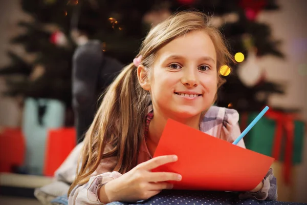 Chica feliz escribiendo carta de Navidad a Santa Claus —  Fotos de Stock