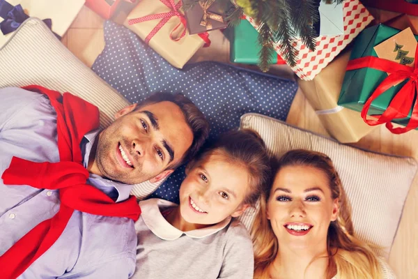 Familia feliz divirtiéndose durante la Navidad — Foto de Stock