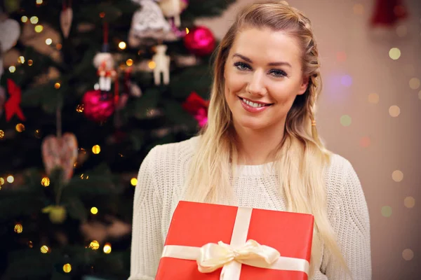 Glückliche Frau posiert zu Weihnachten mit Geschenken — Stockfoto