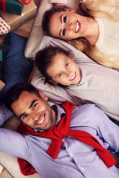 Glückliche Familie, die in der Weihnachtszeit Spaß hat — Stockfoto