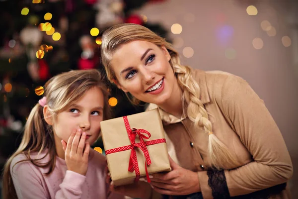 Glückliche Familie hat Spaß mit Geschenken in der Weihnachtszeit Stockbild