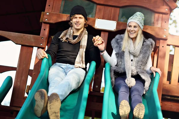 Couple joyeux s'amuser à la planche coulissante à l'extérieur — Photo