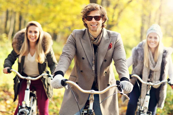 Group of friends on bikes in forest during fall time — Stock Photo, Image