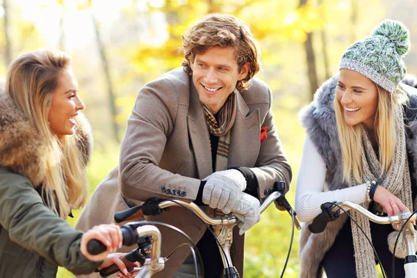 Group of friends on bikes in forest during fall time — Stock Photo, Image