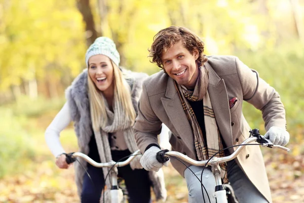 Ευτυχισμένο ζευγάρι με τα ποδήλατα στο δάσος κατά τη διάρκεια του χρόνου πτώσης — Φωτογραφία Αρχείου