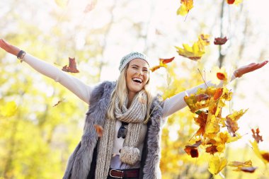 Mutlu kadın ile sonbahar oynarken açık havada kalıyor