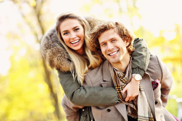 Pareja feliz caminando en el bosque durante el otoño — Foto de Stock