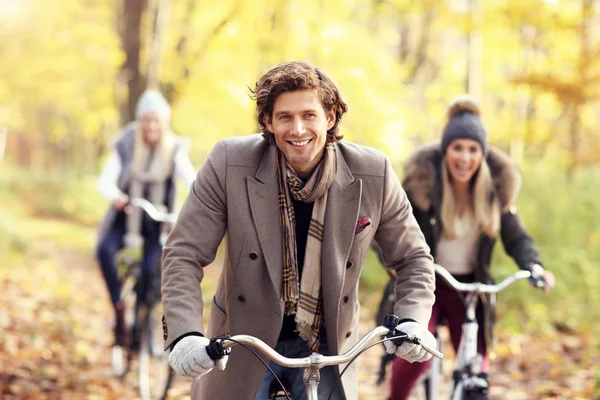 Gruppo di amici in bicicletta nella foresta durante l'autunno — Foto Stock