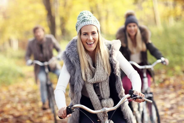 숲 동안에 자전거에 친구의 그룹이 시간을 — 스톡 사진