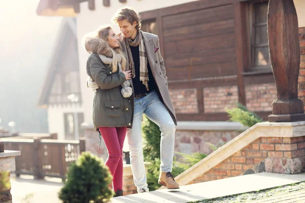 Pareja feliz caminando al aire libre en invierno —  Fotos de Stock