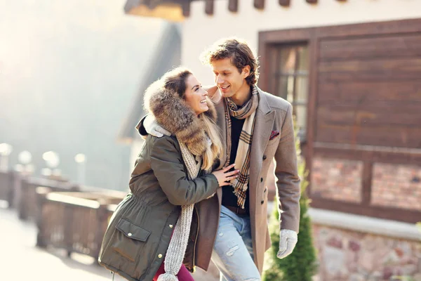 Pareja feliz caminando al aire libre en invierno —  Fotos de Stock