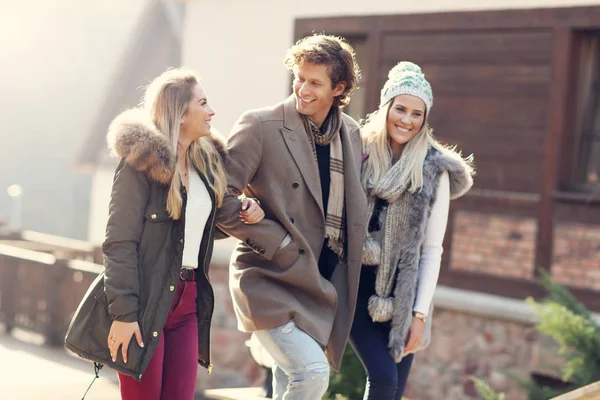 Grupo de amigos caminando juntos en invierno — Foto de Stock