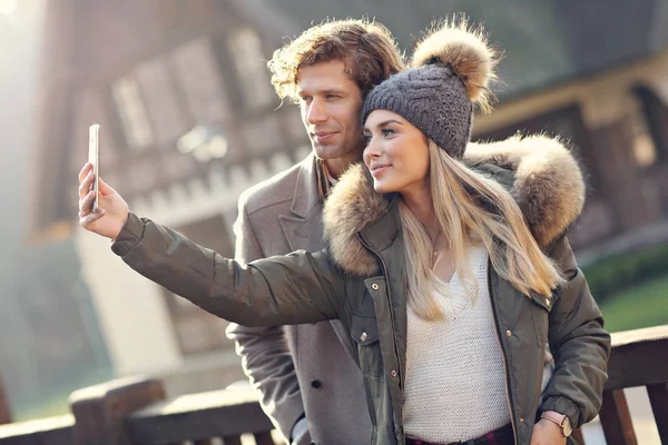 Pareja feliz caminando al aire libre en invierno — Foto de Stock