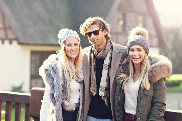 Grup arkadaşıyla birlikte kışın yürüyüş — Stok fotoğraf