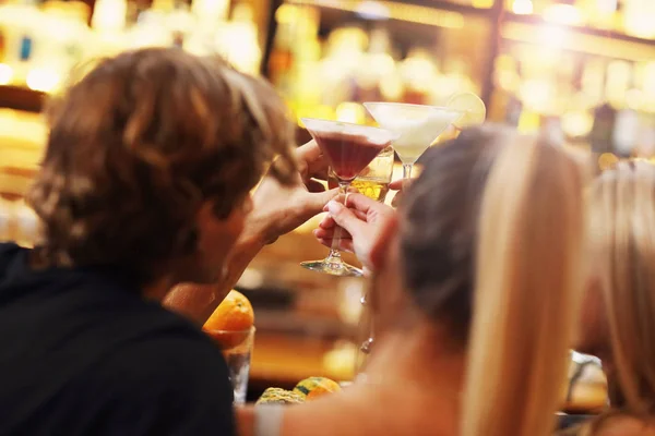 Groep van vrienden kunt genieten van drankje in bar — Stockfoto