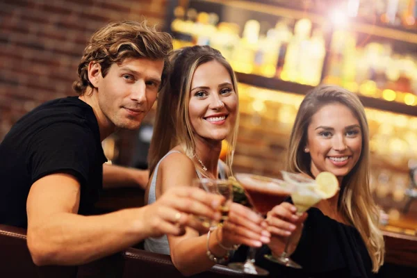 Skupina přátel, těší nápoj v baru — Stock fotografie