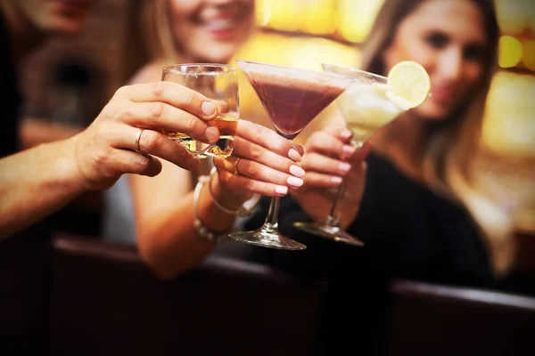Grupa z przyjaciółmi przy drinku w barze — Zdjęcie stockowe