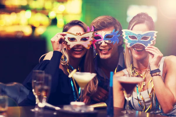 Gruppe von Freunden genießt Drink in der Bar — Stockfoto