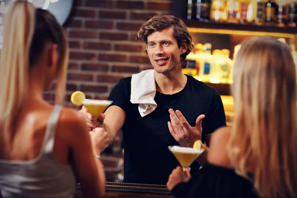 酒吧招待鸡尾酒的英俊的酒保 — 图库照片