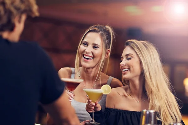 Groep van vrienden kunt genieten van drankje in bar — Stockfoto