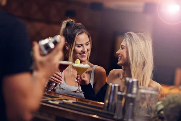 Grupo de amigos disfrutando de la bebida en el bar — Foto de Stock