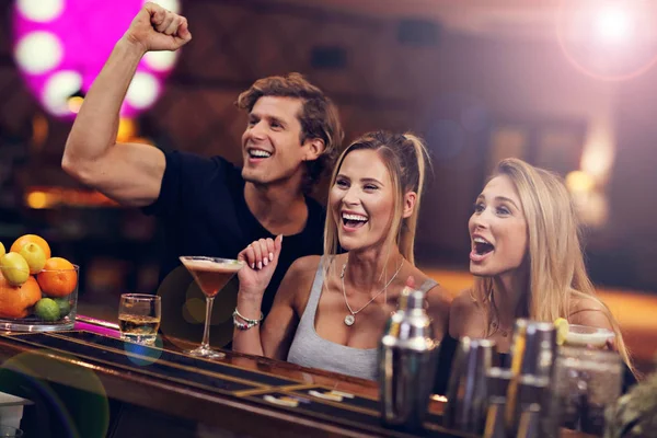 Groep van vrienden kunt genieten van drankje in bar — Stockfoto