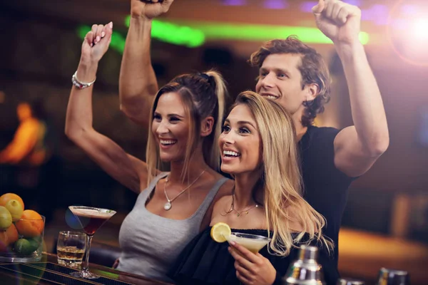 Groep van vrienden kunt genieten van drankje in bar — Stockfoto