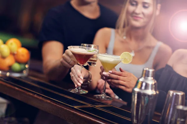 Grupp av vänner njuter drink i bar — Stockfoto