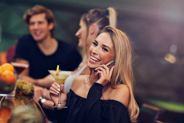 Groep van vrienden kunt genieten van drankje in bar — Stockfoto