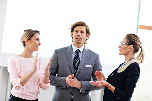 Empresários que fazem uma conferência — Fotografia de Stock