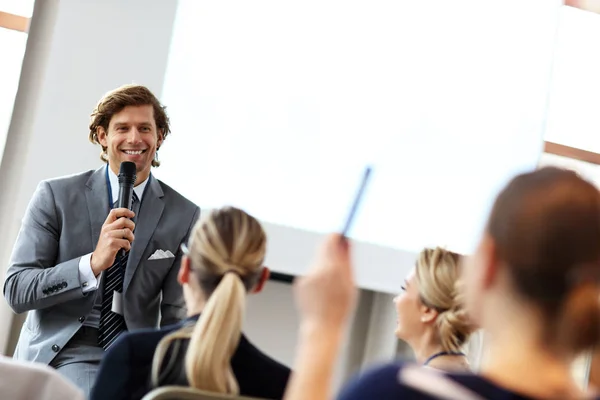 Mensen uit het bedrijfsleven hebben een conferentie — Stockfoto