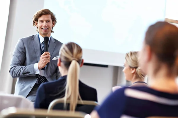 Mensen uit het bedrijfsleven hebben een conferentie — Stockfoto