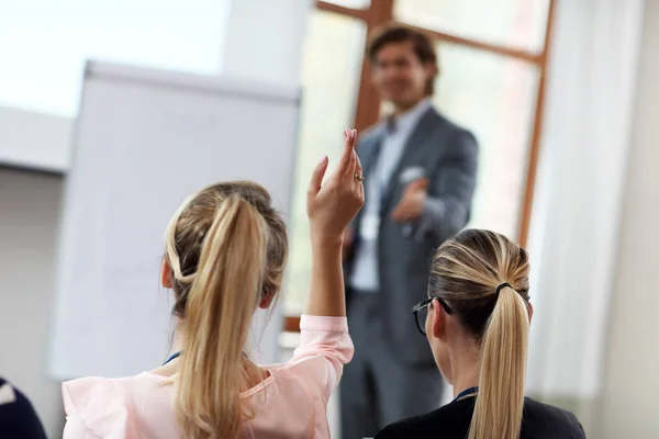 Mensen uit het bedrijfsleven hebben een conferentie — Stockfoto