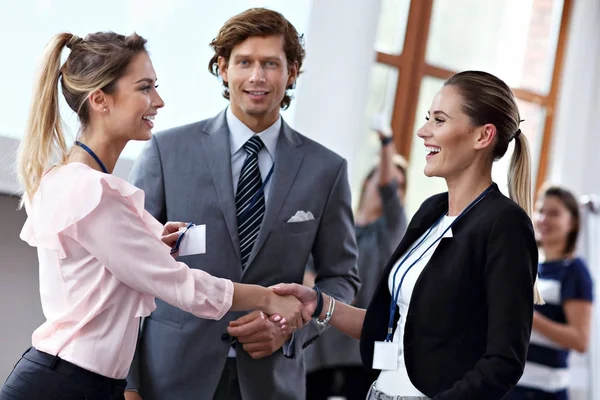 Gente de negocios teniendo una conferencia — Foto de Stock