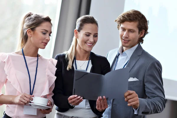 Mensen uit het bedrijfsleven hebben een conferentie — Stockfoto