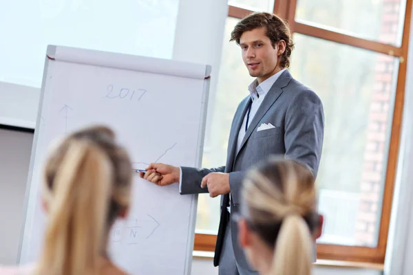 Mensen uit het bedrijfsleven hebben een conferentie — Stockfoto