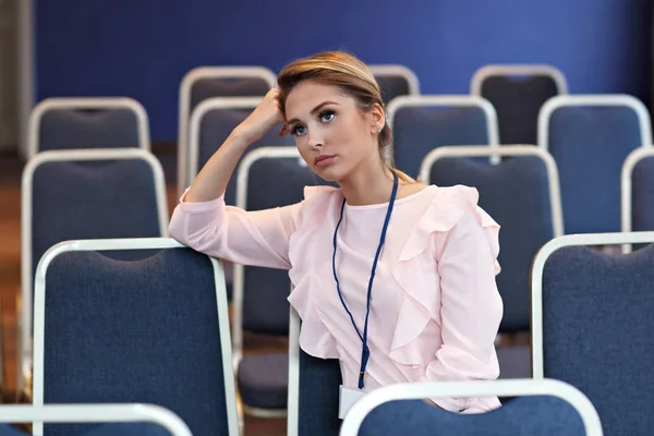 独自坐在会议室里的年轻女子 — 图库照片